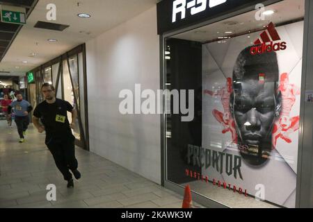 Les coureurs qui courent devant la boutique Adidas sont vus à Gdansk, Pologne le 17 février 2018 les coureurs prennent part à la compétition Manhattan Run - run dans le centre commercial de Manhattan à Gdansk. Les participants ont dû courir 2 km de route sur tous les étages du centre commercial et le stationnement souterrain. (Photo de Michal Fludra/NurPhoto) Banque D'Images