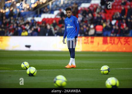 Neymar Jr de Paris Saint-Germain se met à l'air lors de l'échauffement avant le match de la Ligue 1 entre Paris saint-Germain et Strasbourg au Parc des Princes sur 17 février 2018 à Paris, France (photo de Mehdi Taamallah/NurPhoto) Banque D'Images