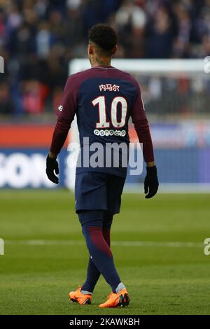 Le nom de Neymar Jr de Paris Saint-Germain est écrit en chinois sur sa chemise en hommage au nouvel an chinois, lors du match de la Ligue 1 entre Paris saint-Germain et Strasbourg au Parc des Princes sur 17 février 2018 à Paris, France. (Photo de Mehdi Taamallah/NurPhoto) Banque D'Images