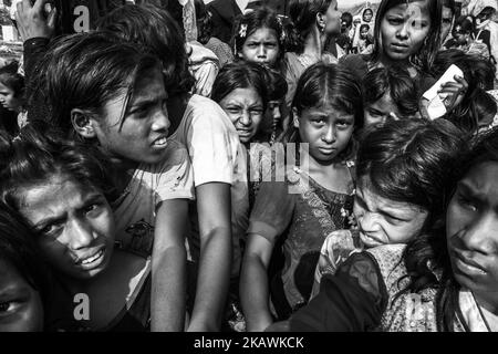 Un réfugié de Rohingya attend de recevoir une aide alimentaire d'une ONG locale au camp de réfugiés de Balukhali près de Cox's Bazar, au Bangladesh, au 24 novembre 2017. (Photo de Szymon Barylski/NurPhoto) Banque D'Images