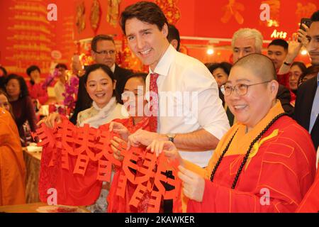 Le Premier ministre canadien Justin Trudeau apprend la coupe traditionnelle de papier chinois lors des célébrations du nouvel an lunaire chinois au temple FO Guang Shan à Mississauga, Ontario, Canada, on 15 février 2018. (Photo de Creative Touch Imaging Ltd./NurPhoto) Banque D'Images