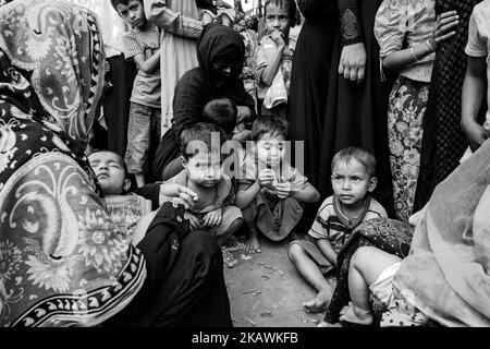 La réfugiée de Rohingya tient son jeune enfant en attente d'une aide médicale dans une clinique de terrain par l'organisation non gouvernementale Mercy Malaysia au camp de réfugiés de Thankhali près de Cox's Bazar, Bangladesh, 24 novembre 2017. (Photo de Szymon Barylski/NurPhoto) Banque D'Images