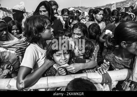 Un réfugié de Rohingya attend de recevoir une aide alimentaire d'une ONG locale au camp de réfugiés de Balukhali près de Cox's Bazar, au Bangladesh, au 24 novembre 2017. (Photo de Szymon Barylski/NurPhoto) Banque D'Images