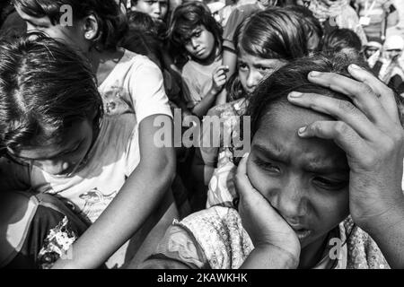 Un réfugié de Rohingya attend de recevoir une aide alimentaire d'une ONG locale au camp de réfugiés de Balukhali près de Cox's Bazar, au Bangladesh, au 24 novembre 2017. (Photo de Szymon Barylski/NurPhoto) Banque D'Images