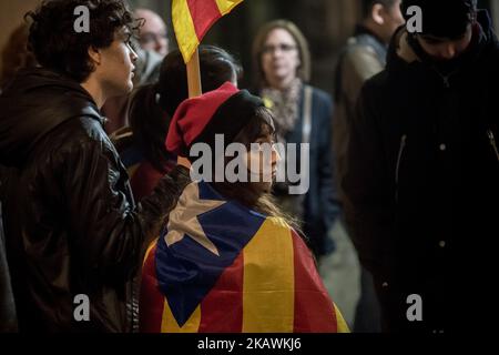 Une jeune femme portant un chapeau catalan traditionnel 'barretina' et enveloppée d'un drapeau estelada ou pro-indépendance regarde pendant une marche pour soutenir les dirigeants catalans emprisonnés à Barcelone, Catalogne, Espagne, le 16 février 2018. Les anciens ministres régionaux Oriol Junqueras et Joaquin Forn, le chef du groupe civil catalan Omniuim Cultural, Jordi Cuixart, et le chef du groupe civil de l'ANC, Jordi Sanchez, restent en prison accusés de rébellion, de sédition et d'embezzlement pour le processus pro-indépendantiste catalan. (Photo de Jordi Boixareu/NurPhoto) Banque D'Images