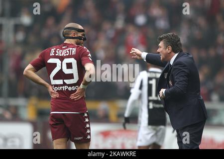 L'entraîneur de Turin Walter Mazzarri parle avec le défenseur de Turin Lorenzo de Silvestri (29) lors de la série A football match n.25 TORINO - JUVENTUS le 18/02/2018 au Stadio Olimpico Grande Torino à Turin, Italie. (Photo de Matteo Bottanelli/NurPhoto) Banque D'Images