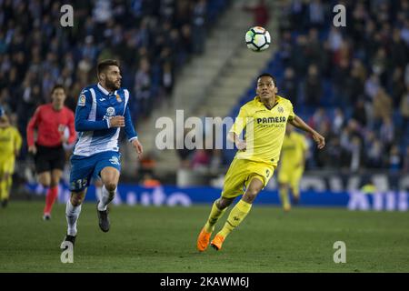 09 Bacca de Colombie de Villarreal FC défendu par 15 David Lopez d'Espagne de RCD Espanyol lors du match de la Liga entre RCD Espanyol et Villarreal CF au stade RCD de Barcelone le 18 février 2018. (Photo par Xavier Bonilla/NurPhoto) Banque D'Images