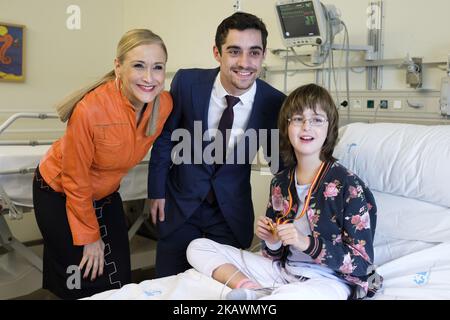 Cristian Cifuentes et Javier Fernandez lors d'une visite à des enfants admis à l'hôpital Gregorio MarañÃ³n avec qui il partage sa médaille de bronze aux Jeux Olympiques d'hiver en Corée. Madrid Espagne 20 février 2018 (photo par Oscar Gonzalez/NurPhoto) Banque D'Images