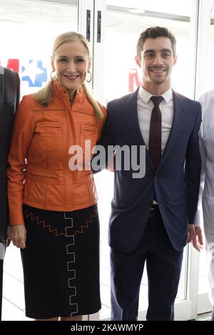 Cristian Cifuentes et Javier Fernandez lors d'une visite à des enfants admis à l'hôpital Gregorio MarañÃ³n avec qui il partage sa médaille de bronze aux Jeux Olympiques d'hiver en Corée. Madrid Espagne 20 février 2018 (photo par Oscar Gonzalez/NurPhoto) Banque D'Images