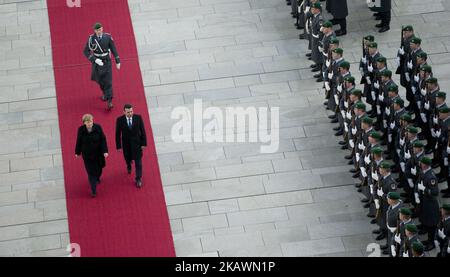 La chancelière allemande Angela Merkel et le Premier ministre de Macédoine Zoran Zaev passent en revue la garde d'honneur de la Chancellerie de Berlin, en Allemagne, sur 21 février 2018. (Photo par Emmanuele Contini/NurPhoto) Banque D'Images