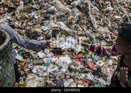 Le 21 février 2018, un charognard a trouvé une belle poupée qui lui a été remise au terrain de gestion des déchets de Serpong, Bante, Indonésie. Cipeucang-Tangerang Sud bourre de terre avec un total de la superficie de 1,7 hectares a reçu un total de 250 tonnes de déchets chaque jour. Sous le chef de l'opérateur M. PATAIN SETIAWAN la gestion des ordures fonctionne bien, l'endroit produit également le gaz de mécan qui peut être utilisé pour oever 20 maisons près de la zone pour la cuisine. La gestion des déchets en Indonésie est très critique et nécessite des mesures sérieuses pour prendre des mesures. (Photo par Donal Husni/NurPhoto) Banque D'Images