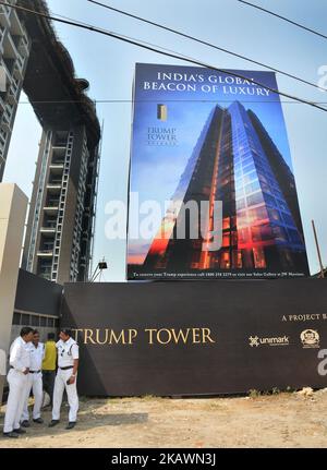 Policiers postant sur la tour Trump en construction à Kolkata sur 21 février 2018. Avant la visite de Donald Trump Jr , Un développement de luxe de Trump Towers à la périphérie de la capitale indienne, alors que le fils du président américain Donald Trump visite des sites de développement de propriétés immobilières dans des villes de toute l'Inde. (Photo de Debajyoti Chakraborty/NurPhoto) Banque D'Images