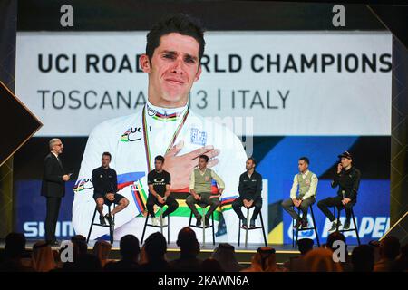 Pier Bergonzi (à gauche), journaliste italien et directeur adjoint de la Gazzetta dello Sport, présente (de gauche à droite) Elia Viviani, Mark Cavendish, Rui Costa, Alejandro Valverde, Fabio Aru et Tom Dumoulin, lors de la présentation de l'équipe et de la cérémonie d'ouverture du Tour 2018 d'Abu Dhabi à l'hôtel Viceroy. Mardi, 20 février 2018, à l'hôtel Viceroy, Abu Dhabi, Émirats arabes Unis. (Photo par Artur Widak/NurPhoto) Banque D'Images