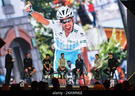 Pier Bergonzi (à gauche), journaliste italien et directeur adjoint de la Gazzetta dello Sport, présente (de gauche à droite) Elia Viviani, Mark Cavendish, Rui Costa, Alejandro Valverde, Fabio Aru et Tom Dumoulin, lors de la présentation de l'équipe et de la cérémonie d'ouverture du Tour 2018 d'Abu Dhabi à l'hôtel Viceroy. Mardi, 20 février 2018, à l'hôtel Viceroy, Abu Dhabi, Émirats arabes Unis. (Photo par Artur Widak/NurPhoto) Banque D'Images