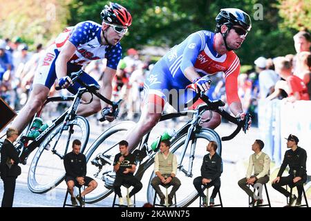 Pier Bergonzi (à gauche), journaliste italien et directeur adjoint de la Gazzetta dello Sport, présente (de gauche à droite) Elia Viviani, Mark Cavendish, Rui Costa, Alejandro Valverde, Fabio Aru et Tom Dumoulin, lors de la présentation de l'équipe et de la cérémonie d'ouverture du Tour 2018 d'Abu Dhabi à l'hôtel Viceroy. Mardi, 20 février 2018, à l'hôtel Viceroy, Abu Dhabi, Émirats arabes Unis. (Photo par Artur Widak/NurPhoto) Banque D'Images