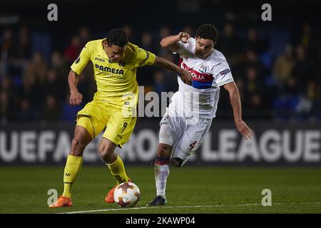 Rafael Da Silva (R) de l'Olympique Lyonnais rivalise pour le ballon avec Bacca de Villarreal CF lors de l'UEFA Europa League ronde de 32 deuxième match entre Villarreal CF et Olympique Lyonnais à l'Estadio de la Ceramica sur 22 février 2018 à Vila-Real, Espagne (photo de David Aliaga/Nuraga photo) Banque D'Images