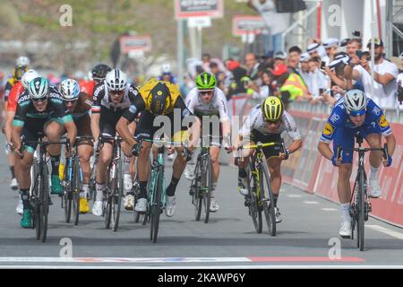 Elia Viviani (première à partir de la droite), de Quick Step Floors Team, remporte la deuxième étape, 154km Yas Island Stage, du centre commercial Yas à Yas Beach. Jeudi, 22 février 2018, à l'île de Yas, à Abu Dhabi, Émirats arabes Unis. (Photo par Artur Widak/NurPhoto) Banque D'Images