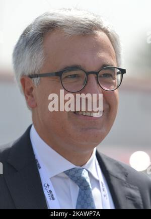 Liborio Stellino, ambassadeur italien aux Émirats arabes Unis, vu dans la zone de départ de la troisième étape, 133km Nations Tower Stage, des tours de la nation et terminé près du Big Flag. Vendredi, 23 février 2018, dans les tours de la nation, Abou Dhabi, Émirats arabes Unis. (Photo par Artur Widak/NurPhoto) Banque D'Images