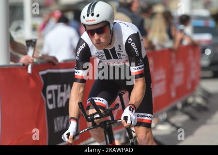 Mike Teunissen des pays-Bas de l'équipe Sunweb au début de la quatrième étape, essai à temps individuel 12,6km Al Maryah Island Stage de la visite d'Abou Dhabi 2018. Samedi, 24 février 2018, à Al Maryah Island, Abou Dhabi, Émirats arabes Unis. (Photo par Artur Widak/NurPhoto) Banque D'Images