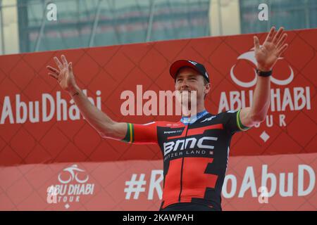 Le Rohan Dennis d'Australie, de BMC Racing Team, célèbre lors de la cérémonie de remise des prix après qu'il a remporté la quatrième étape, 12,6km épreuve individuelle de temps Al Maryah Island Stage de la visite d'Abou Dhabi 2018. Samedi, 24 février 2018, à Al Maryah Island, Abou Dhabi, Émirats arabes Unis. (Photo par Artur Widak/NurPhoto) Banque D'Images