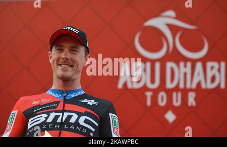 Le Rohan Dennis d'Australie, de BMC Racing Team, célèbre lors de la cérémonie de remise des prix après qu'il a remporté la quatrième étape, 12,6km épreuve individuelle de temps Al Maryah Island Stage de la visite d'Abou Dhabi 2018. Samedi, 24 février 2018, à Al Maryah Island, Abou Dhabi, Émirats arabes Unis. (Photo par Artur Widak/NurPhoto) Banque D'Images