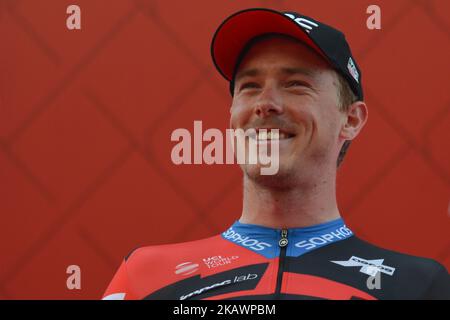 Le Rohan Dennis d'Australie, de BMC Racing Team, célèbre lors de la cérémonie de remise des prix après qu'il a remporté la quatrième étape, 12,6km épreuve individuelle de temps Al Maryah Island Stage de la visite d'Abou Dhabi 2018. Samedi, 24 février 2018, à Al Maryah Island, Abou Dhabi, Émirats arabes Unis. (Photo par Artur Widak/NurPhoto) Banque D'Images