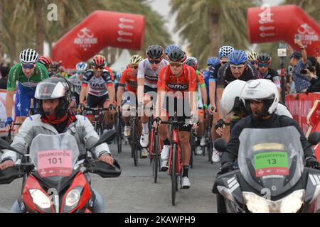 Le Rohan Dennis (centre) d'Australie, de BMC Racing Team à Red leader Jersey, dirige le peloton au début de la cinquième et dernière étape du circuit d'Abou Dhabi 2018, la scène des aéroports d'Abu Dhabi 199km de Qasr Al Muwaiji à Jebel Hafeet. Dimanche, 25 février 2018, à Qasr Al Muwaiji, Abu Dhabi, Émirats arabes Unis. (Photo par Artur Widak/NurPhoto) Banque D'Images