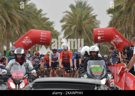 Le Rohan Dennis (centre) d'Australie, de BMC Racing Team à Red leader Jersey, dirige le peloton au début de la cinquième et dernière étape du circuit d'Abou Dhabi 2018, la scène des aéroports d'Abu Dhabi 199km de Qasr Al Muwaiji à Jebel Hafeet. Dimanche, 25 février 2018, à Qasr Al Muwaiji, Abu Dhabi, Émirats arabes Unis. (Photo par Artur Widak/NurPhoto) Banque D'Images