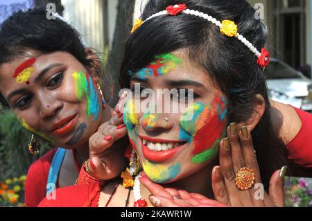 Les étudiants indiens de l'Université Rabindra Bharati aux Campus de la route BT célèbre le Festival Holi, couleur sur 26 février 2018 à Kolkata. Holi, le populaire festival hindou de couleurs de printemps est observé en Inde à la fin de la saison d'hiver sur la dernière pleine lune du mois lunaire, et sera célébré sur 01 mars cette année. (Photo de Debajyoti Chakraborty/NurPhoto) Banque D'Images