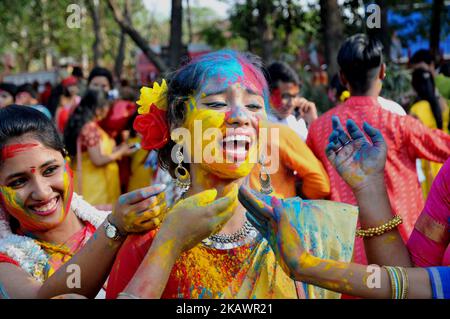 Les étudiants indiens de l'Université Rabindra Bharati aux Campus de la route BT célèbre le Festival Holi, couleur sur 26 février 2018 à Kolkata. Holi, le populaire festival hindou de couleurs de printemps est observé en Inde à la fin de la saison d'hiver sur la dernière pleine lune du mois lunaire, et sera célébré sur 01 mars cette année. (Photo de Debajyoti Chakraborty/NurPhoto) Banque D'Images