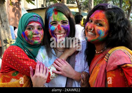 Les étudiants russes et bangladais de l'Université Rabindra Bharati des Campus de la route BT célèbrent le Festival Holi, couleur sur 26 février 2018 à Kolkata. Holi, le populaire festival hindou de couleurs de printemps est observé en Inde à la fin de la saison d'hiver sur la dernière pleine lune du mois lunaire, et sera célébré sur 01 mars cette année. (Photo de Debajyoti Chakraborty/NurPhoto) Banque D'Images