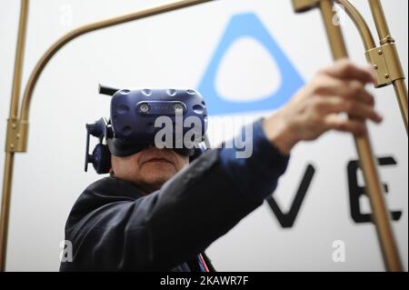 Un assistant de congrès, testant le nouveau HTC vive Pro, dans un simulateur de ballon à air chaud, au Mobile World Congress on 26 février 2018 à Barcelone, Espagne. (Photo de Joan Cros/NurPhoto) Banque D'Images