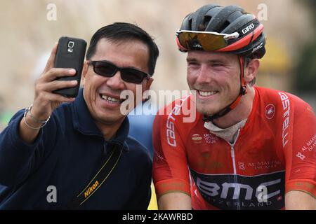 Rohan Dennis d'Australie, de BMC Racing Team, se présente pour un selfie avec un fan à la ligne d'arrivée de la cinquième et dernière étape du Abu Dhabi Tour 2018. Dimanche, 25 février 2018, à Qasr Al Muwaiji, Abu Dhabi, Émirats arabes Unis. (Photo par Artur Widak/NurPhoto) Banque D'Images