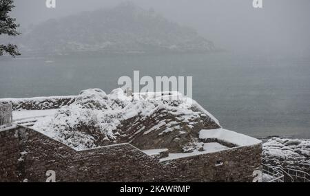 Une tempête de neige laisse la plage de la coquille sous une robe blanche à San Sebastian, Espagne, à 28 février 2018 (photo par Jose Ignacio Unanue/NuratPhoto) Banque D'Images