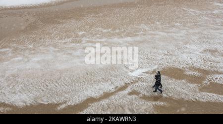 Une tempête de neige laisse la plage de la coquille sous une robe blanche à San Sebastian, Espagne, à 28 février 2018 (photo par Jose Ignacio Unanue/NuratPhoto) Banque D'Images