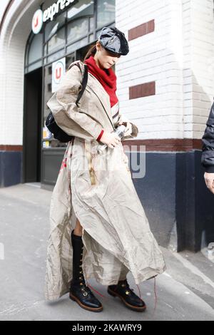Le modèle Bella Hadid est vu sur 28 février 2018 à Paris, France. (Photo de Mehdi Taamallah/NurPhoto) Banque D'Images