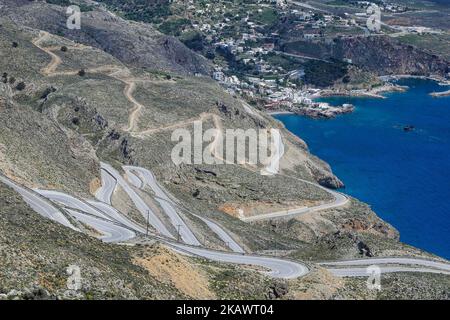 Petit village traditionnel de Chora Sfakion, Sfakia, Chania, partie sud de l'île de Crète, Grèce. Petit village traditionnel de Chora Sfakion, région de Sfakia, Chania, partie sud de l'île de Crète, Grèce. Sfakia est une région montagneuse du sud-ouest de l'île de Crète, appartenant à l'unité régionale de la Canée. Les villages sont connus pour leur résistance à l'occupation étrangère, particulièrement pendant la Seconde Guerre mondiale Aujourd'hui, c'est un grand village touristique, avec des plages d'eau propre en cristal et des paysages montagneux accidentés. (Photo de Nicolas Economou/NurPhoto) Banque D'Images