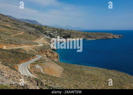 Petit village traditionnel de Chora Sfakion, Sfakia, Chania, partie sud de l'île de Crète, Grèce. Petit village traditionnel de Chora Sfakion, région de Sfakia, Chania, partie sud de l'île de Crète, Grèce. Sfakia est une région montagneuse du sud-ouest de l'île de Crète, appartenant à l'unité régionale de la Canée. Les villages sont connus pour leur résistance à l'occupation étrangère, particulièrement pendant la Seconde Guerre mondiale Aujourd'hui, c'est un grand village touristique, avec des plages d'eau propre en cristal et des paysages montagneux accidentés. (Photo de Nicolas Economou/NurPhoto) Banque D'Images