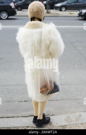 Un invité en blanc total porte un manteau de fourrure blanc dans les rues de Paris après le spectacle Dior lors de la semaine de la mode de Paris vêtements pour femmes automne/hiver 2018/2019 sur 27 février 2018 à Paris, France. (Photo de Nataliya Petrova/NurPhoto) Banque D'Images