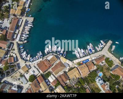 Images de drone du village de Fiskardo en Céphalonie ou de l'île de Kefalonia en Grèce. C'est un petit village avec un nombre estimé de population seulement 190 personnes. Dans les temps anciens Fiskardo a été appelé Panormos et est connu depuis le 5th siècle avant J.-C. Le nom Fiskardo vient de la domination frankish (Norman) en Grèce. Aujourd'hui, c'est un très beau village à visiter, une destination de navigation de plaisance importante et relie l'île à l'île de Lefkada ou Lefkas. (Photo de Nicolas Economou/NurPhoto) Banque D'Images