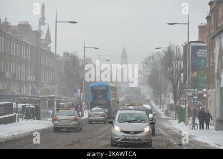 Une vue sur la route Rathmines de Dublin pendant une averse de neige cet après-midi alors que la « Bête de l'est » a frappé l'Irlande avec des températures inférieures à zéro, des averses de neige ainsi que des conditions de gel et de glace très répandues. Mercredi, 28 février 2018, à Dublin, Irlande. (Photo par Artur Widak/NurPhoto) Banque D'Images