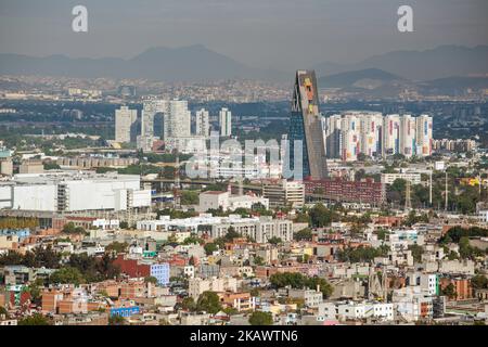 Belle vue de Torre Latinoamericana à Ciudad de Mexico. Paysage urbain avec beau ciel bleu. Banque D'Images