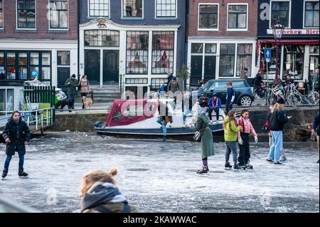 2 mars, Amsterdam. De nombreux amateurs de patinage ont bravé le froid, et peut-être la glace mince, pour faire du patin sur les canaux d'Amsterdam vendredi. Le Prinsengracht était particulièrement populaire, avec des dizaines de patineurs repérés sur le canal. La dernière fois que les gens pouvaient patiner sur les canaux d'Amsterdam était il y a 12 ans. (Photo par Romy Arroyo Fernandez/NurPhoto) Banque D'Images