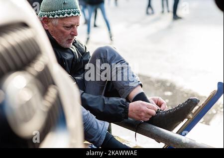 2 mars, Amsterdam. De nombreux amateurs de patinage ont bravé le froid, et peut-être la glace mince, pour faire du patin sur les canaux d'Amsterdam vendredi. Le Prinsengracht était particulièrement populaire, avec des dizaines de patineurs repérés sur le canal. La dernière fois que les gens pouvaient patiner sur les canaux d'Amsterdam était il y a 12 ans. (Photo par Romy Arroyo Fernandez/NurPhoto) Banque D'Images