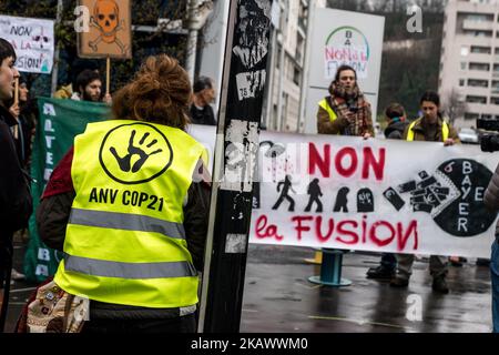 Manifestation devant le siège de la société Bayer contre la fusion avec la société Monsanto à Lyon, en France, sur 3 mars 2018. (Photo de Nicolas Liponne/NurPhoto) Banque D'Images