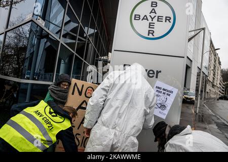 Manifestation devant le siège de la société Bayer contre la fusion avec la société Monsanto à Lyon, en France, sur 3 mars 2018. (Photo de Nicolas Liponne/NurPhoto) Banque D'Images