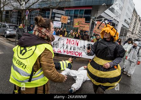 Manifestation devant le siège de la société Bayer contre la fusion avec la société Monsanto à Lyon, en France, sur 3 mars 2018. (Photo de Nicolas Liponne/NurPhoto) Banque D'Images
