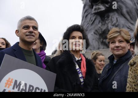 Le maire de Londres Sadiq Khan (L) et Bianca Jagger (C) posent lors de l'événement de March4Women, Londres on 4 mars 2018. Les manifestants défilant aujourd'hui dans le centre de Londres en appelant à la fin de la discrimination fondée sur le sexe sur le lieu de travail. L'événement célèbre la prochaine Journée internationale de la femme, à 8 mars, et marque 100 ans depuis que les premières femmes du Royaume-Uni ont obtenu le droit de vote. (Photo par Alberto Pezzali/NurPhoto) Banque D'Images