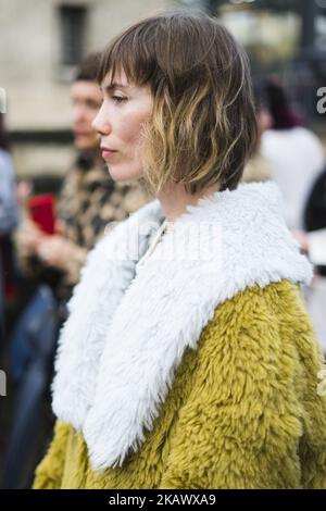 Anya Ziourova est vue pendant la semaine de la mode de Paris vêtements pour femmes automne/hiver 2018/2019, sur 4 mars 2018 à Paris, France. (Photo de Nataliya Petrova/NurPhoto) Banque D'Images