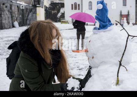 Une fille fait le bonhomme de neige à l'Arc d'Espagne qui était couvert de neige à Galway. Vendredi, 2 mars 2018, à Galway, Irlande. Une explosion de temps sibérien surnommée « la Bête de l'est » a couvert l'Irlande de neige. L'Irlande pourrait voir sa pire neige depuis 1982. (Photo de Szymon Barylski/NurPhoto) Banque D'Images